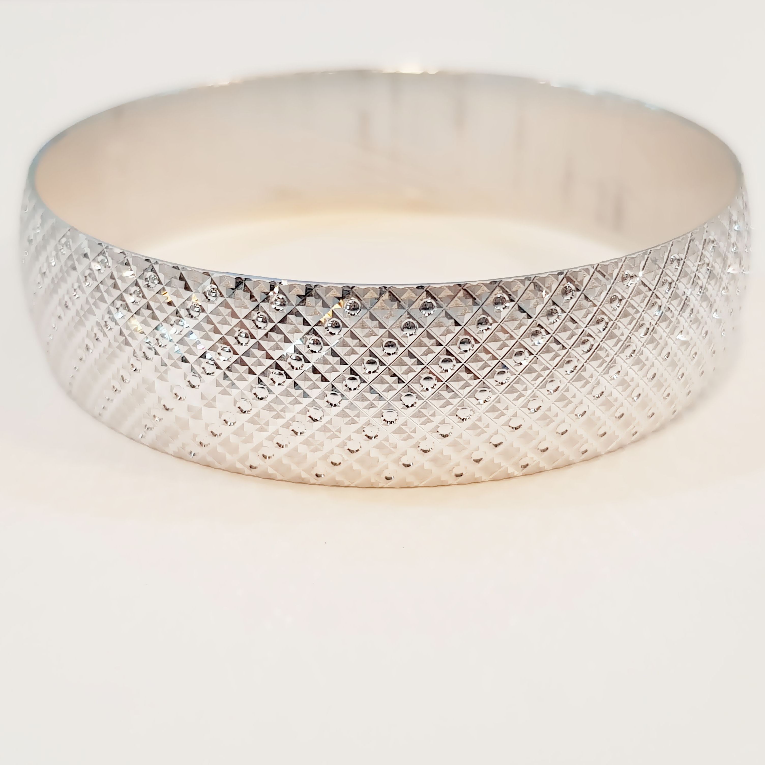 Round surface bangle with satin finishing